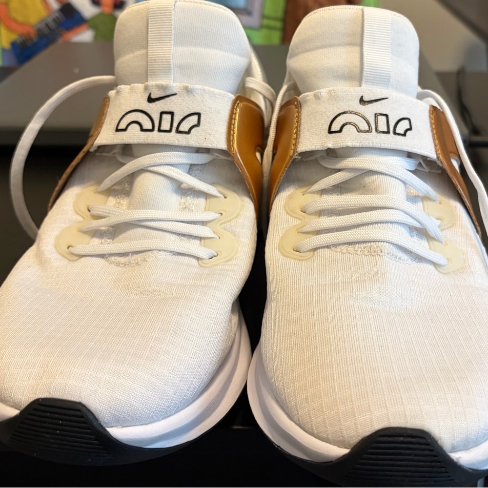 Nike Women’s Air Max Bella TR5- white and gold-Size 9.5